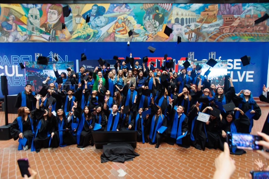 Prepa Regia Graduación - Hola Mty Monterrey-educación-combate-rezago-educativo-prepa-regia