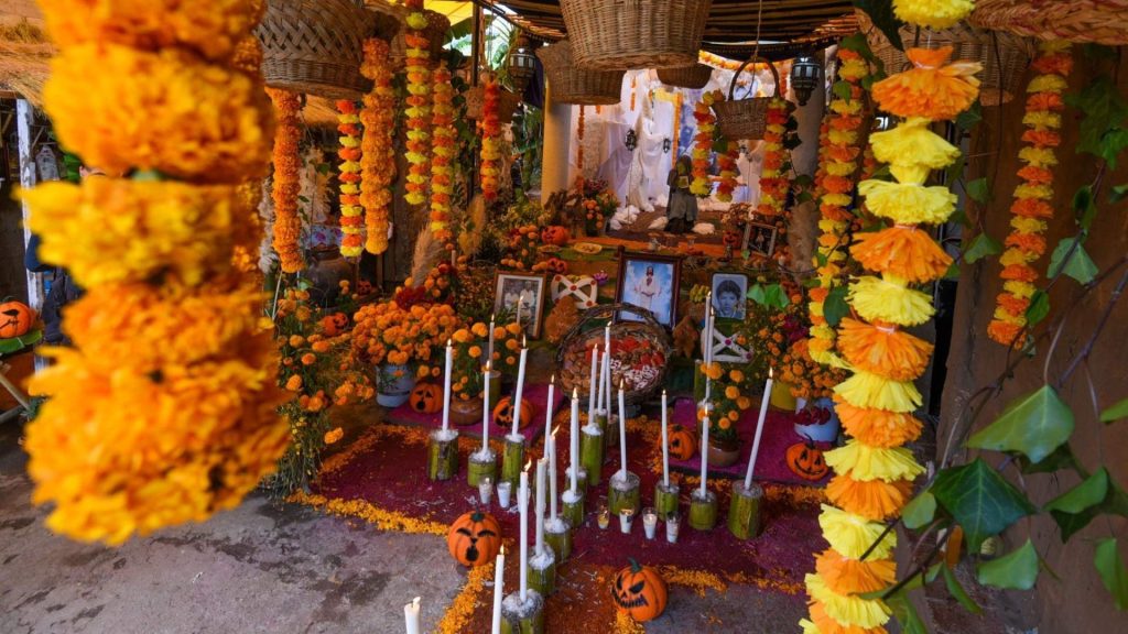 Altar De Muertos, Niveles, Ofrenda Mexicana, Día De Muertos, Elementos Del Altar, Tradición Mexicana