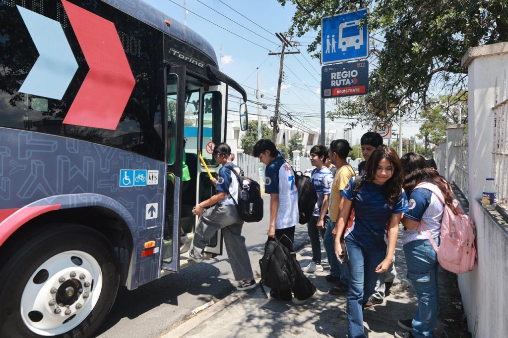 Monterrey-en-el-año-apoyo-social-vialidades-regias-regio-ruta