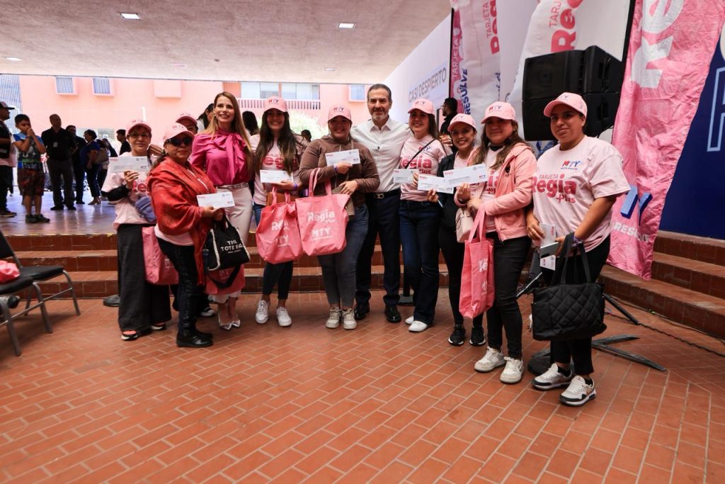 Apoyos-a-mujeres-monterrey-tarjeta-regia-entrega