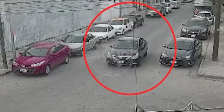 Surveillance Image of a City Street; a Dark Suv in the Center Lane is Circled in Red. - Hola Mty