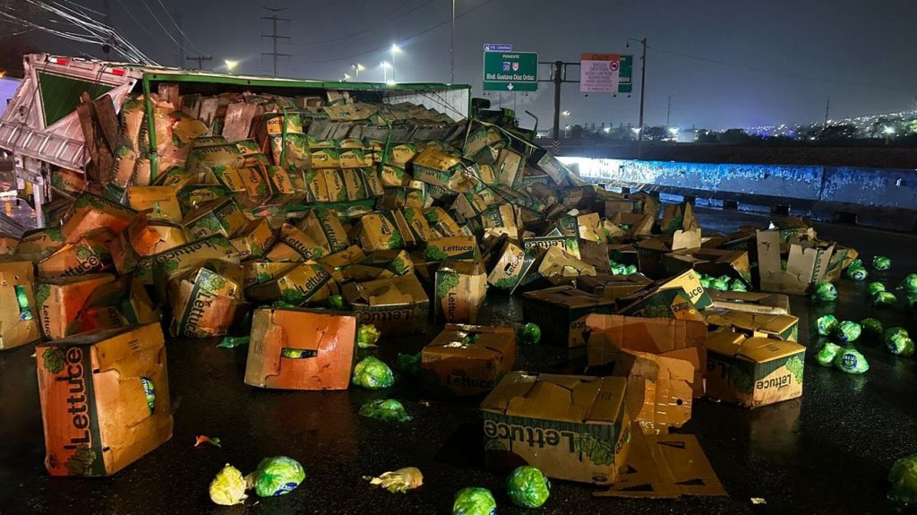 Volcadura De Tráiler Deja Lechugas Regadas En La Carretera Por La Amdrugada - Hola Mty
