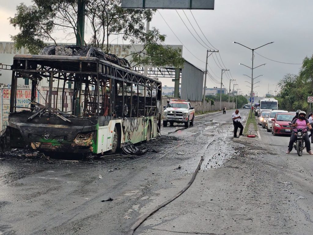 Camión En Apodaca Se Incendia Por Completo - Hola Mty